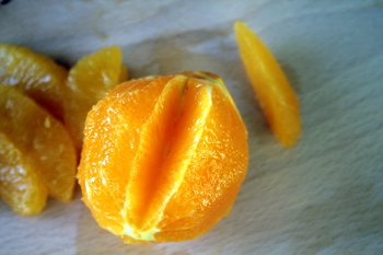 Очищаем апельсин от пленок и кожуры для салата