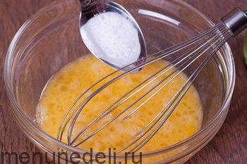Гашенная уксусом сода добавляется к яйцам