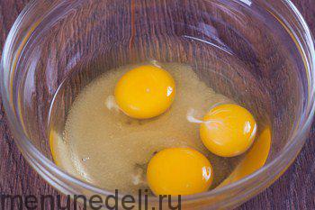 Куриные яйца взбиваются с сахаром