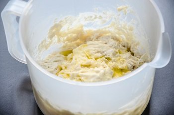 Тщательно вымешиваем Добавляем масло и соль к смеси из муки и воды