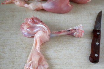Мясо отделяется по кругу от косточки курицы