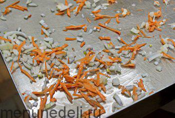 Выложенный на масло порезанные лук и морковь