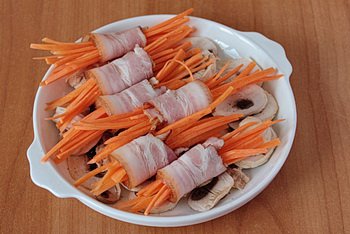 Морковка в беконе и грибы в жаропрочной форме