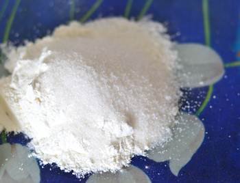 Смешанные мука сахар соль и разрыхлитель для теста