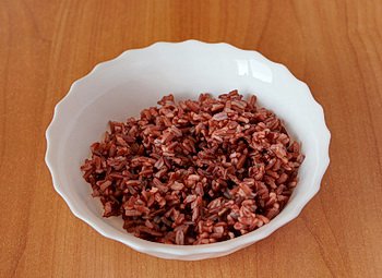 Отваренный красный рис в тарелке