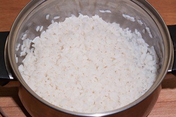 Отваренные до полуготовности рис для сладкого плова