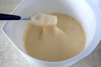 Смешиваем яйцо сахар муку и молоко для оладьев
