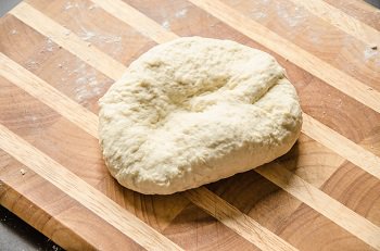 Результат вымешивания Упругое и эластичное тесто для приготовления пиццы