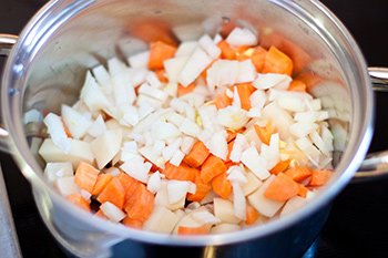 Картофель морковь репчатый лук сложить в посуду для варки