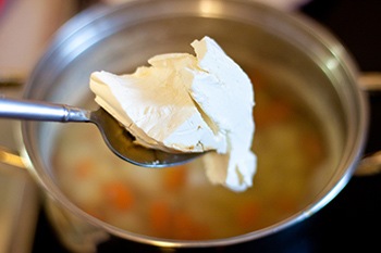 Кладем в суп сыр хорошенько размешиваем чтобы он полностью растворился