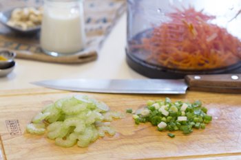 Зеленый лук и сельдерей для салата мелко нарезать ножом