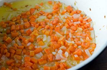 В разогретую сковороду налить растительное масло и отправить туда морковь и лук