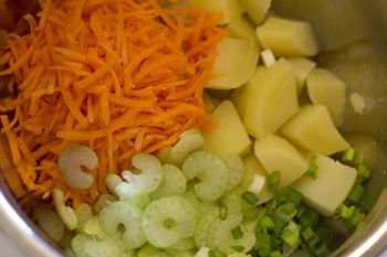 Картофель морковь сельдерей и заправку смешать в большой миске