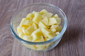 Картофель помыть очистить от кожуры порезать кубиками или ломтиками
