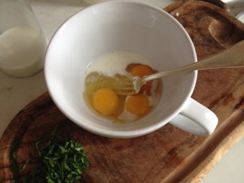 porubit zelen smeshat jajca s molokom dlja omleta