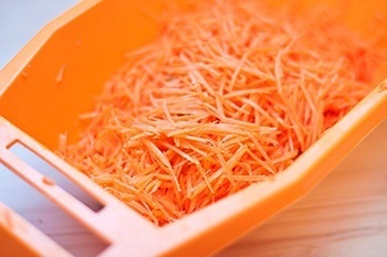 Натираем красиво морковь на терке можно на специальной