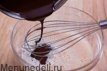 dobavit rastoplennyj shokolad v jaichnuju smes