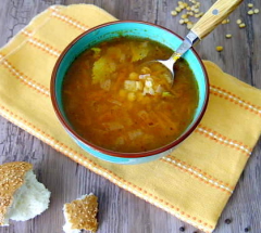 Postnyj gorohovyj sup s tomatnoj pastoj