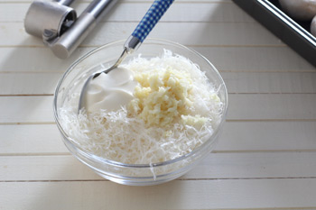сыр натертый на мелкой терке смешивается с чесноком и майонезом