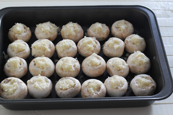 Шампиньоны в сметане в духовке - традиционный рецепт с пошаговыми фото