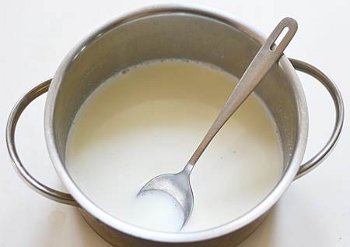 Ставим кастрюльку на огонь доливаем молоко добавляем сахар