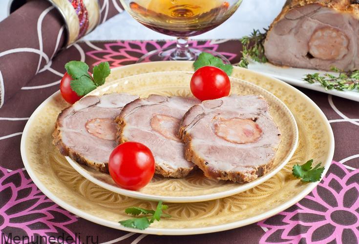 Свинина, фаршированная колбасой