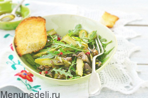 Теплый салат с рукколой и грибами
