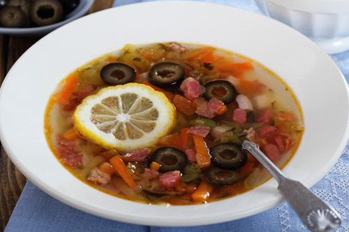 суп солянка с копченостями огурцами каперсами и маслинами