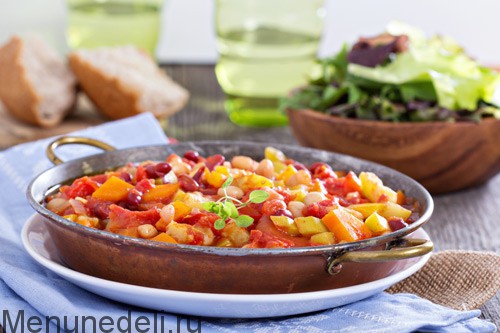 Тушеная фасоль в томатном соусе с овощами