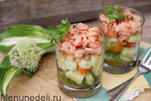 Салат с креветками, авокадо и огурцом