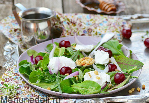 Салат с вишней и овощами: рецепт изысканной летней закуски