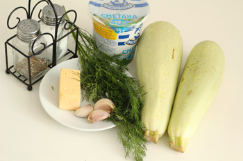 Ингредиенты для кабачков запеченных под сметанно чесночным соусом