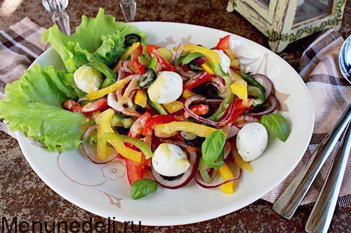 Как приготовить зеленый салат из огурцов, перца и оливок