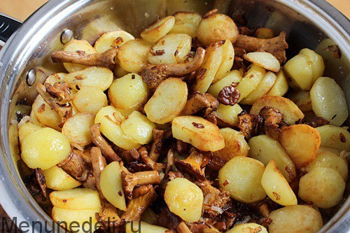 Жареная картошка с лисичками в сметанном соусе