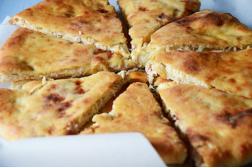 Осетинский пирог с курицей и сыром &#8211; рецепт с фото