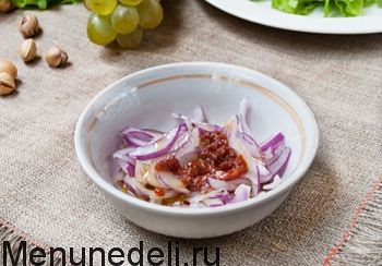 Салат из отварных куриных сердечек с виноградом и маринованным луком
