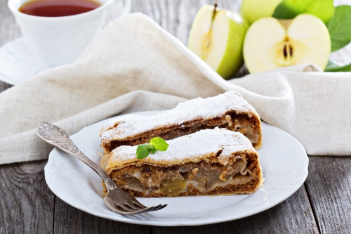 Штрудель с яблоками из готового слоеного теста – пошаговый рецепт с фото