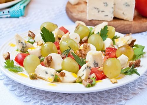 Рецепт вкусного праздничного салата с сыром, виноградом и орехами