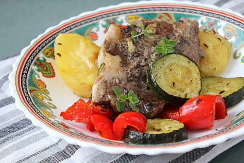 Мясо, запеченное с овощами в духовке