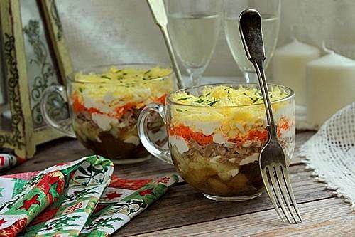 Салат с маринованными грибами, луком и маслом