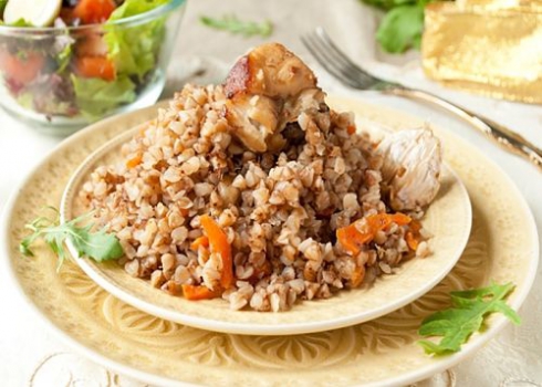Рис с креветками, соевым соусом и овощами