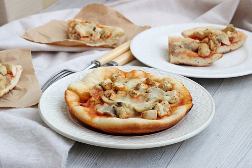 Пицца с курицей и грибами в мультиварке