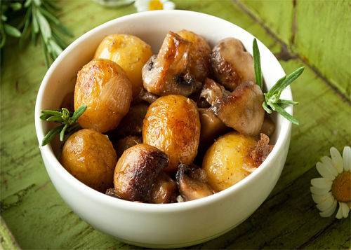 Жареная картошка с грибами и с луком в мультиварке