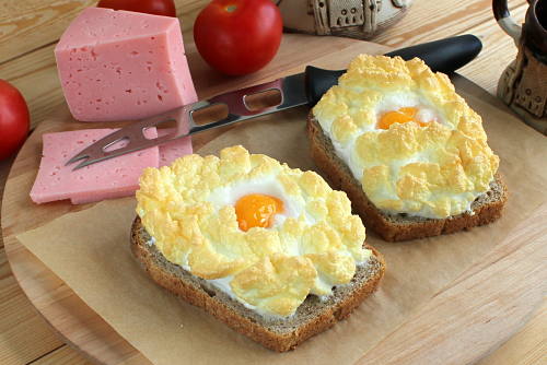 Гренки с яйцом и сыром