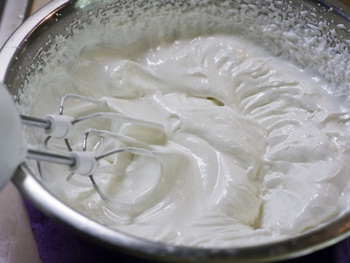 Как оформить торт белым кремом