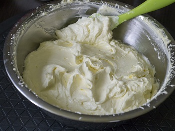Как оформить торт белым кремом
