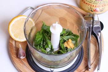 Ingredienty dlja sousa v blendere salat Kapreze s aromatnym sousom