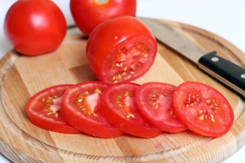 Narezat pomidory salat Kapreze s aromatnym sousom
