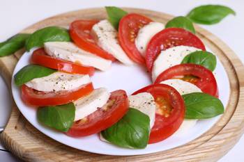 Sformirovat salat salat Kapreze s aromatnym sousom