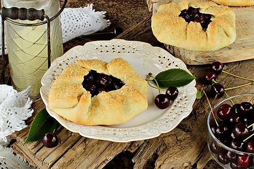 Открытый пирог с вишней – пошаговый рецепт приготовления с фото